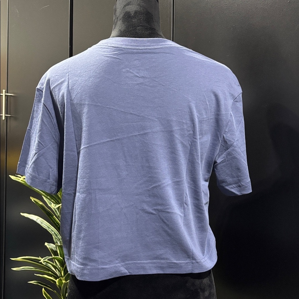 Nike The Nike T,loose fit crewneck,chest screen print logo,crop/short length - Picture 3 of 9